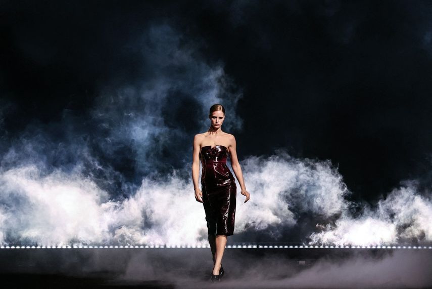 La modelo estadounidense Abby Champion presenta una creación de Elie Saab para el desfile de la colección prêt-à-porter femenina otoño/invierno 2026-2027, en el marco de la Semana de la Moda de París, el 7 de marzo de 2026.&nbsp;