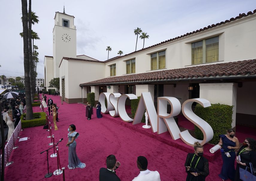 Maria Bakalova, de izquierda a derecha, Andra Day y Regina King son entrevistadas mientras Marlee Matlin camina por la alfombra roja de los Oscar el 25 de abril de 2021 en Union Station en Los Angeles.&nbsp;