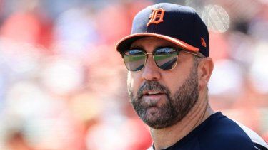 El lanzador Justin Verlander, de los Tigres de Detroit, observa desde el dugout durante un juego ante los Rojos de Cincinnati, el 26 de abril de 2026.
