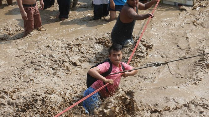 Personal de la policía nacional del Perú rescata este viernes 17 de marzo del 2017, a personas atrapadas por las inundaciones producidas por el desborde de los ríos Rímac y Huaycoloro en el sector denominado Carapongo al este de la ciudad de Lima.&nbsp;