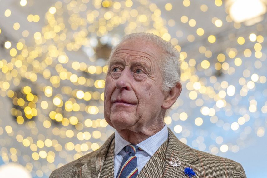 Recordamos con profunda tristeza a los 52 inocentes asesinados en estos actos de maldad insensata, y el dolor persistente de sus seres queridos, declaró Carlos III