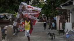 Un residente del barrio El Fanguito lleva un colchón en preparación para la llegada del huracán Ian, en La Habana, Cuba, el lunes 26 de septiembre de 2022. El huracán Ian se fortalece a medida que se acerca al extremo occidental de Cuba en una pista para golpear el costa oeste de Florida como un gran huracán el miércoles. 