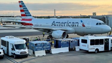 Un avión estacionado de la compañía American Airlines.