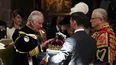 Carlos III recibe la corona de Escocia durante el Servicio Nacional de Acción de Gracias y Dedicación en honor al rey y la reina Camila el 5 de julio de 2023 en Edimburgo.