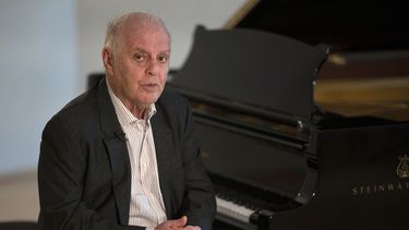 En esta foto de archivo tomada el 3 de abril de 2021, el pianista y director argentino Daniel Barenboim, de 78 años, posa durante una entrevista en el gran Palais de Aix-en-Provence.&nbsp;