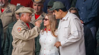 Nicolás Maduro (d); junto a  Cilia Flores (c), y el presidente de la Asamblea Nacional Constituyente, Diosdado Cabello. 
