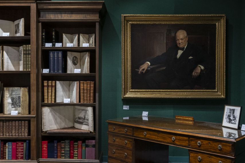 El escritorio personal de Winston Churchill y un retrato del difunto líder británico realizado por Arthur Pan, parte de la Colección Winston S. Churchill de Steve Forbes, se exhiben en la Exposición de Invierno en la ciudad de Nueva York el 18 de enero de 2024.&nbsp;