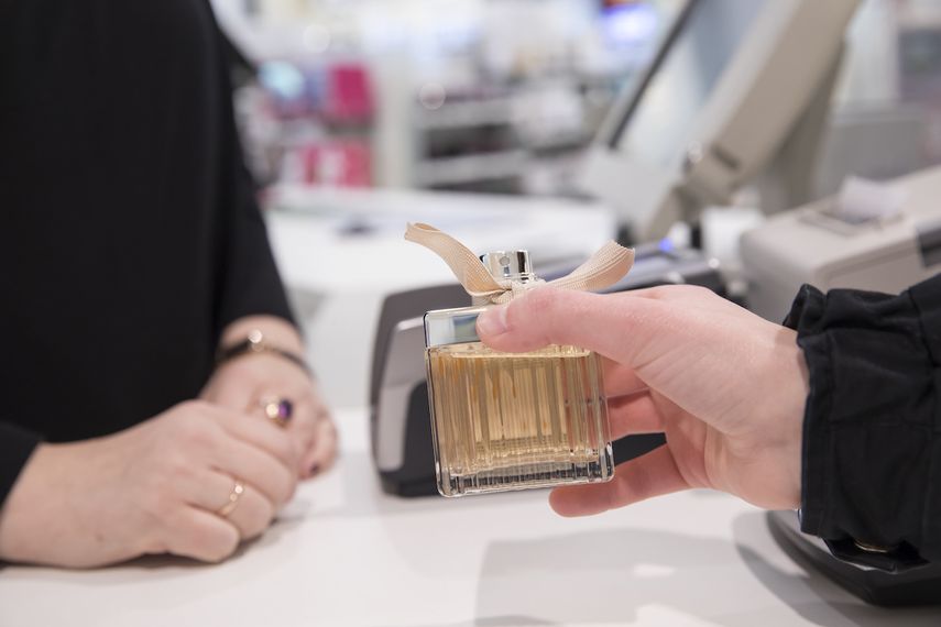 Para dar con la fragancia perfecta, hay que dar tiempo para que se desplieguen todas las notas del perfume. 