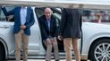 El ex rey de España, Juan Carlos I, se sienta en un automóvil después de aterrizar en un jet privado en el aeropuerto de Peinador en Vigo, Pontevedra, el 19 de mayo de 2022, antes de dirigirse al centro turístico noroccidental de Sanxenxo para asistir a una regata de tres días. Después de casi dos años de exilio en los Emiratos Árabes Unidos tras una serie de escándalos financieros, el ex rey de España hace su primer viaje a casa el 19 de mayo de 2022, en una breve visita que ha suscitado críticas generalizadas.