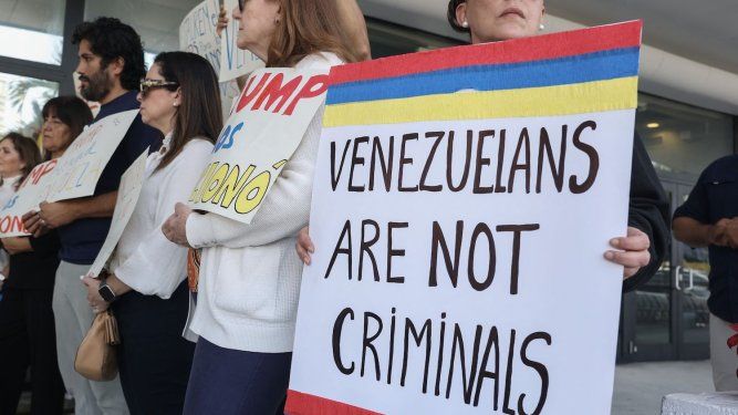 Maca Iglesias (der.) se une a otros para apoyar una resolución a favor de restablecer el estatus de protección temporal (TPS) para los venezolanos el 13 de febrero de 2025 en Miami, Florida.