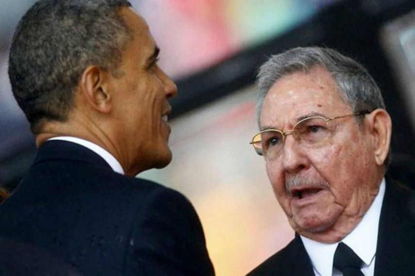 Barack Obama junto al actual presidente de Cuba, Raúl Castro (ARCHIVO)