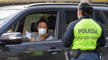 Una oficial de policía le pide a la conductora un permiso especial que le permite salir de su casa, en la ciudad de Panamá el 25 de marzo de 2020.&nbsp;Panamá se encuentra en cuarentena desde el 24 de marzo por&nbsp;causa de la pandemia mundial del nuevo coronavirus, COVID-19.