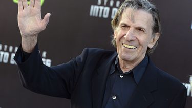 Leonard Nimoy saluda al llegar al estreno en Los Angeles de “Star Trek Into Darkness, en 2013. Nimoy falleció en 2015. El Museo de Ciencia en Boston rendirá homenaje al actor con una escultura de seis metros con la figura de su famoso personaje Spock.