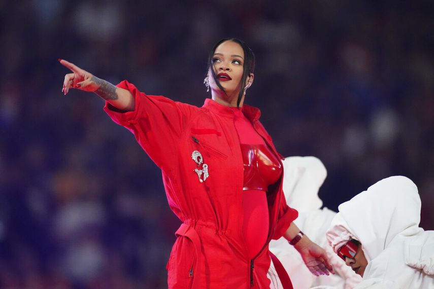 Rihanna durante su presentación en el espectáculo de medio tiempo del Super Bowl 57 de la NFL entre los Chiefs de Kansas City y los Eagles de Filadelfia, el domingo 12 de febrero de 2023, en Glendale, Arizona.