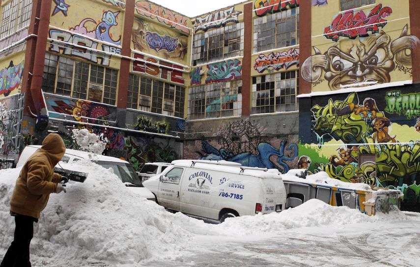 En esta fotograf&iacute;a del 26 de enero de 2011 un hombre retira nieve para limpiar un camino cerca de 5pointz, una galer&iacute;a de grafiti en el barrio de Long Island City en el distrito de Queens en Nueva York.&nbsp;