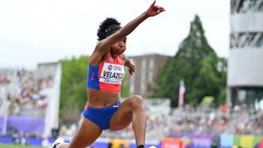 La cubana Davisleydi Velazco compite en el triple salto femenino en el World Athletics Championship, el 16 de junio de 2022.