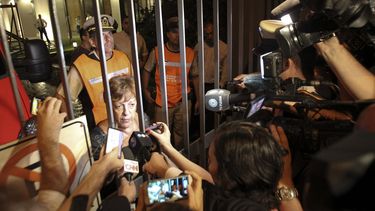  Viviana Fein, la fiscal que investiga la muerte del fiscal argentino Alberto Nisman, atiende a los medios de comunicación en la entrada del edificio donde se encuentra el departamento del barrio porteño de Puerto Madero en el que fue hallado muerto en