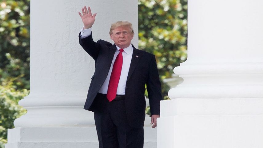 El presidente estadounidense Donald&nbsp;J.&nbsp;Trump saluda desde el Pórtico Norte de la Casa Blanca antes de&nbsp; viajar a Montana para asistir a un mitin.