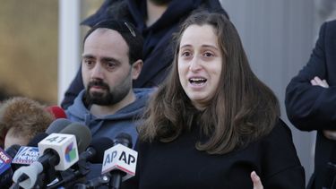 Nicky Cohen, hija de un hombre herido en un ataque contra una celebraci&oacute;n jud&iacute;a en el estado de Nueva York, habla ante periodistas frente a su casa en New City, Nueva York, el 2 de enero del 2020.&nbsp;
