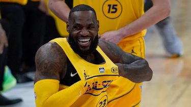 El alero de Lakers, LeBron James, entra a la cancha para la primera mitad del Juego de Estrellas de la NBA en Atlanta, el domingo 7 de marzo de 2021&nbsp;