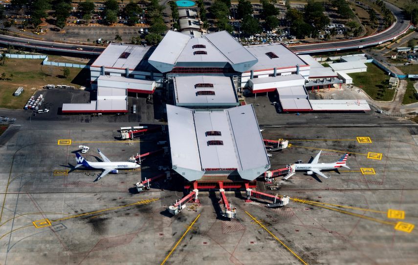 Vista aérea desde un avión del aeropuerto internacional José Martí de La Habana tomada el 25 de abril de 2024.