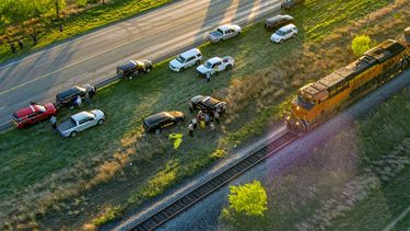 Funcionarios investigan el lugar donde se hallaron migrantes atrapados en un vagón de tren el viernes 24 de marzo de 2023 en Uvalde, Texas.&nbsp;