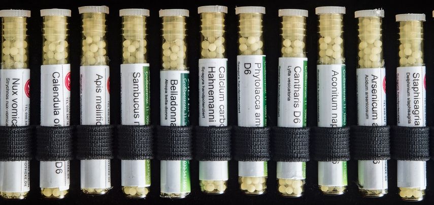 Algunos especialistas hablan de que la homeopatía actúa&nbsp;a través de un efecto placebo.