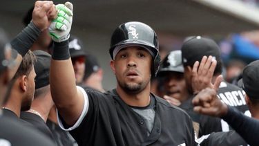 Abreu recibió permiso de los Medias Blancas para que pudiera ausentarse de los campos de entrenamiento en Arizona.