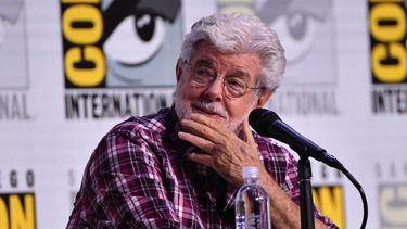 El cineasta estadounidense George Lucas conversa con el público en la Comic-Con, en San Diego.