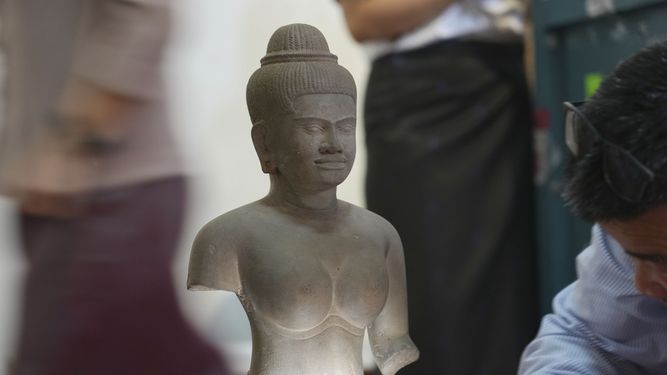 Personal especializado prepara una estatua que regresó de Estados Unidos a Camboya, antes de una ceremonia oficial en el Museo Nacional de Camboya, el jueves 4 de julio de 2024, en Nom Pen, Camboya.