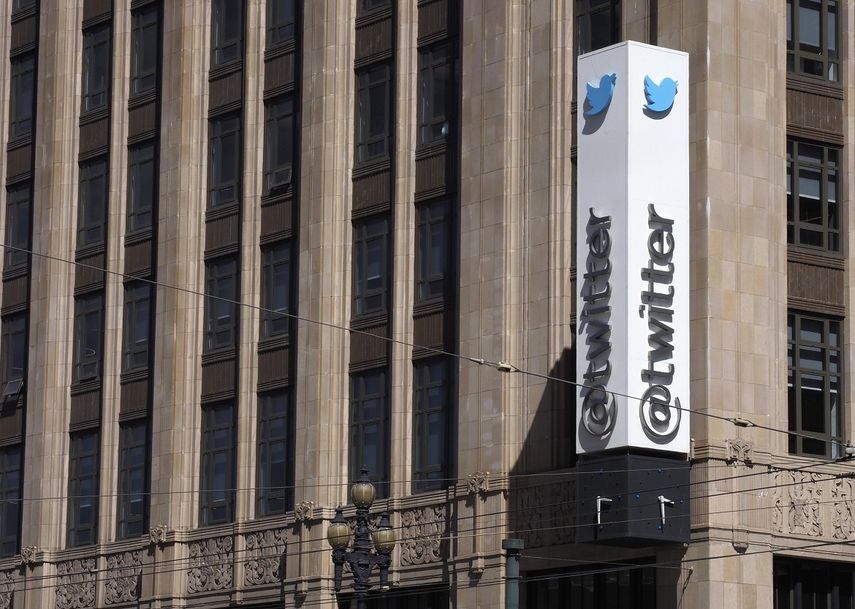 El logotipo de Twitter es visto fuera de su sede corporativa en San Francisco, California, EEUU.