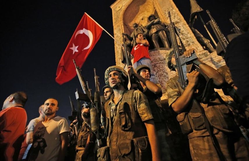 Soldados turcos hacen guardia en la plaza Taksim, en Estambul