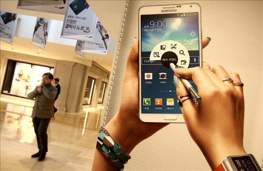 El Galaxy Note 4 cuenta con un nuevo diseño con respecto a su inmediato predecesor, en el que destaca un marco metálico y una pantalla de 5,7 pulgadas con una resolución de 2560 por 1440 píxeles. (Foto: EFE)