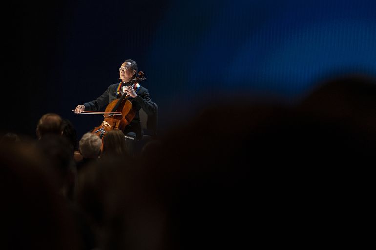 Yo-Yo Ma toca el himno nacional en la 44ta entrega de los Premios del Centro Kennedy, el domingo 5 de diciembre de 2021 en Washington.