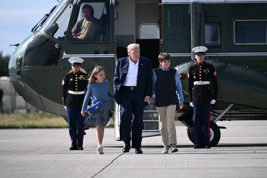El presidente Donald J. Trump se dirige hacia el Air Force One para el regreso a Estados Unidos tras su visita a Escocia.