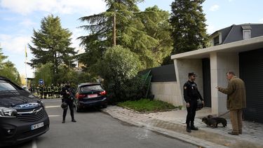 Policías españoles bloquean la calle al peatón después de la explosión de una carta bomba en la embajada de Ucrania en Madrid el 30 de noviembre de 2022.