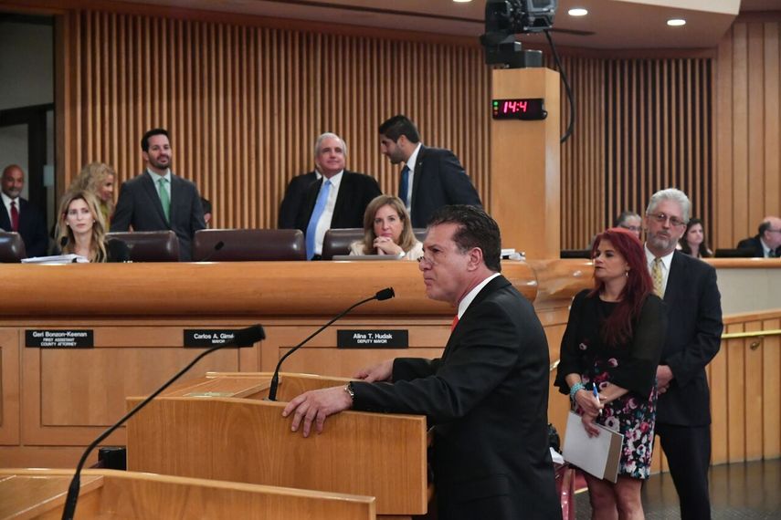 El alcalde de Hialeha, Carlos Hernández, en su intervencion en la comision del Condado Miami-Dade. Al fondo, en el centro, el alcalde del condado Miami-Dade, Carlos Gimenez