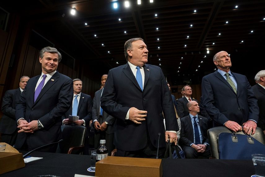 El director del Buró Federal de Investigación (FBI), Christopher Wray (izda), el director de la Agencia Central de Inteligencia (CIA), Mike Pompeo (c), y el director de Inteligencia Nacional (DNI), Dan Coats (dcha), en el Comité anual de Inteligencia del Senado, en Washington.