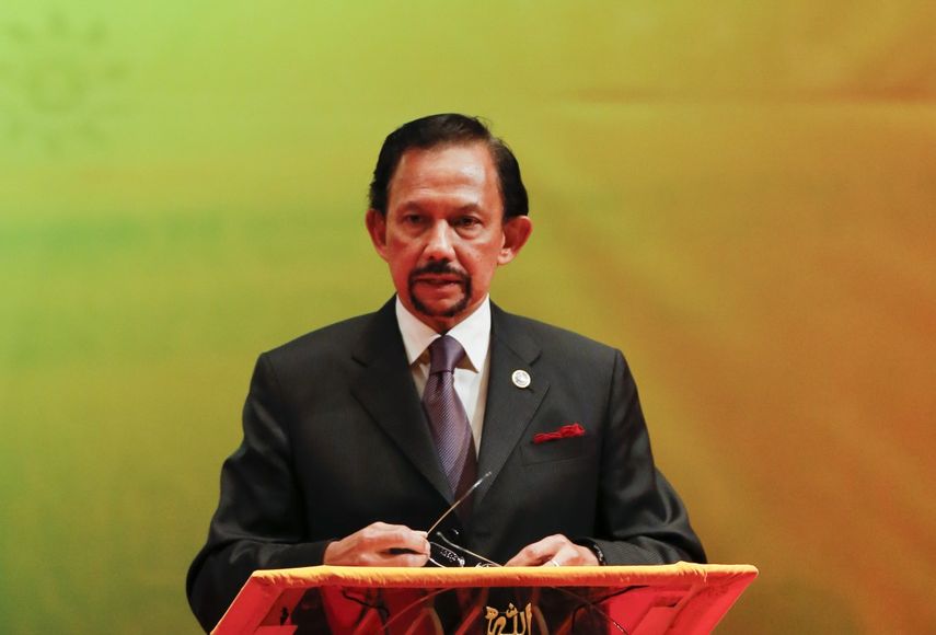 Hassanal Bolkiah, sultán de Brunei, habla en la ceremonia de entrega de la presidencia de la Asociación de Naciones del Sudeste Asiático (ASEAN, por sus siglas en inglés). AP