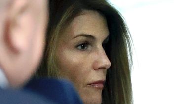 En esta foto del 27 de agosto de 2019, Lori Loughlin entra por la puerta trasera a una corte federal en Boston para una audiencia en el caso de sobornos a universidades estadounidenses.