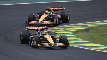 El australiano Oscar Piastri, piloto de McLaren, y su compañero británico Lando Norris de McLaren en la carrera sprint del Gran Premio de Brasil el sábado 2 de noviembre del 2024.&nbsp;