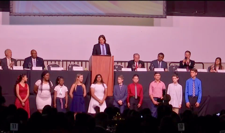 Unos 30.000 estudiantes de secundaria de Palm Beach escriben sobre los efectos dañinos de la violencia en sus vidas.