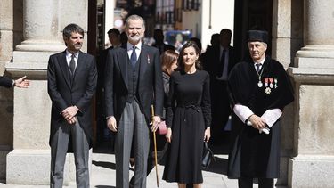El ministro de Cultura, Ernest Urtasun, el rey Felipe, la reina Letizia y el rector de la Universidad de Alcalá de Henares, José Vicente Saz Pérez, a su llegada a la entrega del Premio de Literatura en Lengua Castellana “Miguel de Cervantes” 2024, a 23 de abril de 2025, en Alcalá de Henares.&nbsp;