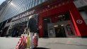 Una persona pasa con sus compras frente a una tienda de Target en Nueva York. Una persona pasa con sus compras frente a una tienda de Target en Nueva York.