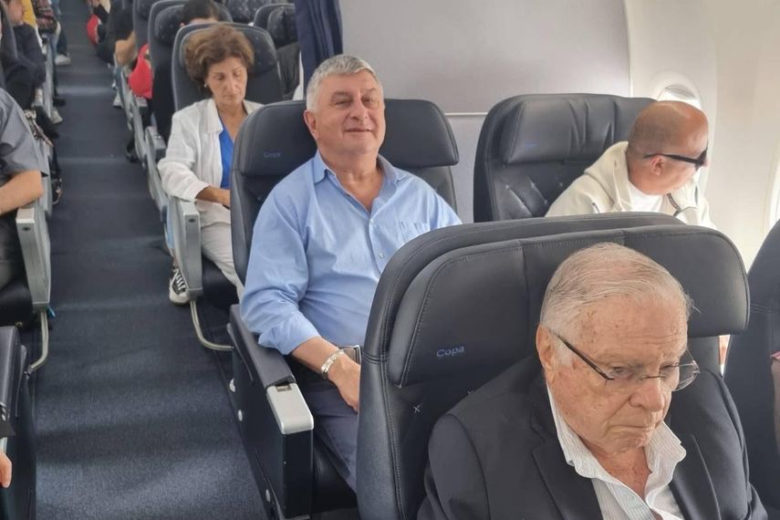 Misión de observación del grupo IDEA en un avión en Panamá con destino a Venezuela.