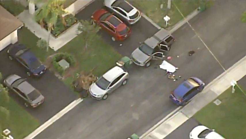 Las autoridades investigaban la escena en horas de la mañana de este lunes. 