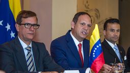 El presidente de la Sala Penal, Pedro Troconis (i); el presidente del&nbsp;Tribunal&nbsp;Supremo venezolano&nbsp;en el&nbsp;exilio, Miguel Ángel Martín (i); y el magistrado ponente Rommel Gil Pino .&nbsp;