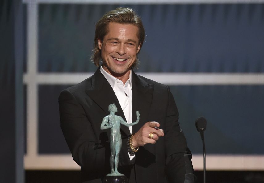 Brad Pitt recibe el Premio SAG al mejor actor de reparto por Once Upon a Time in Hollywood, el domingo 19 de enero del 2020 en Los Angeles. 