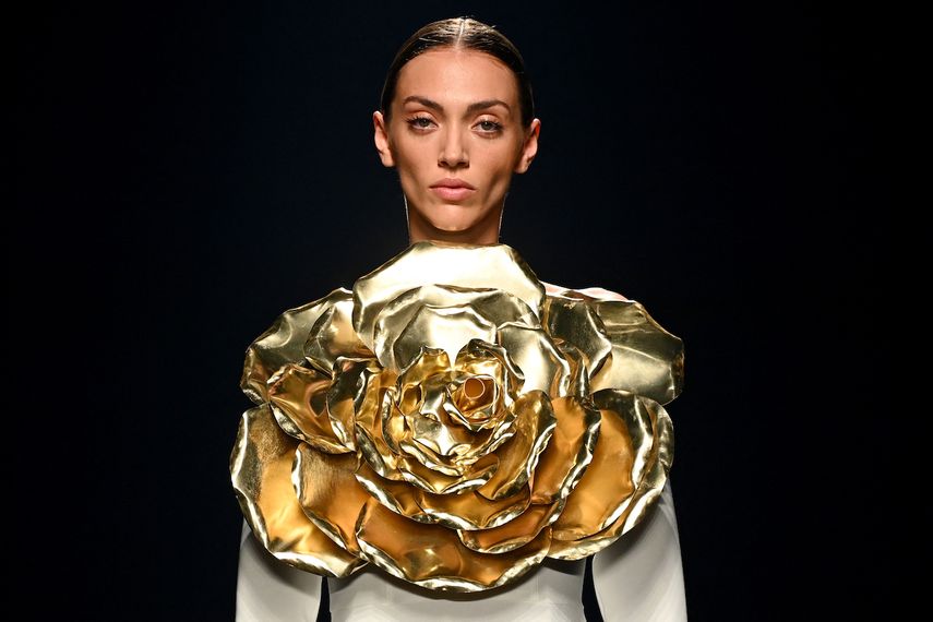 Una modelo presenta una creación de la colección Primavera / Verano 2022 de la diseñadora española Isabel Sanchis durante la Mercedes Benz Fashion Week en Madrid el 18 de septiembre de 2021.