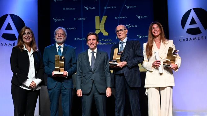 (De izq. a dcha.) Núria Vilanova, Luis Amodio, José Luis Martínez-Almeida, Juan Antonio Pérez Simón y Paula Quinteros